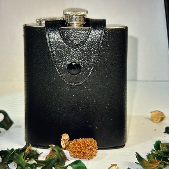 WHISKEY FLASK - Picture 1 of 9